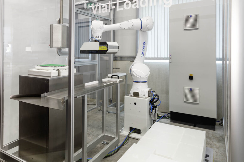 Cobot gripping and handling sensitive vials in the life sciences